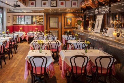 Elegant, relaxed brasserie-style table layouts at Galvin Bistrot and Bar London.